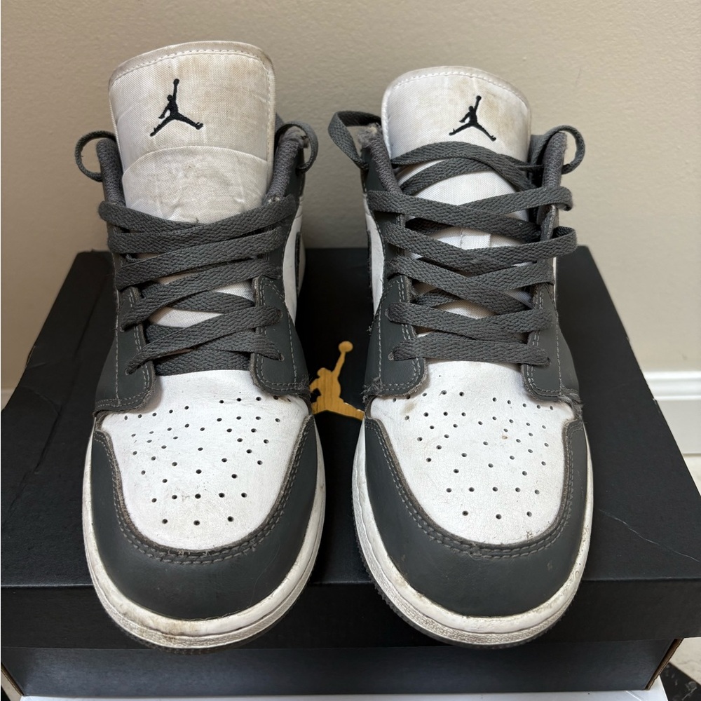 Nike Youth Black and White Sneakers - Picture 3 of 9